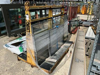 Übersichtsbild von various glass on glass rack (3x)
