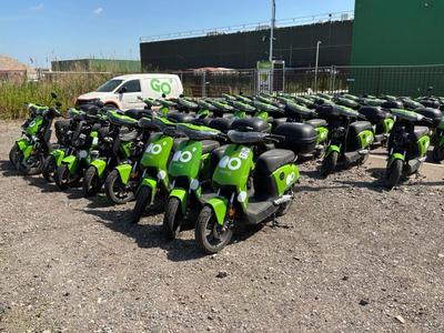 Overview picture of Super SOCO CUx electric fixer upper and salvage scooters (20x)
