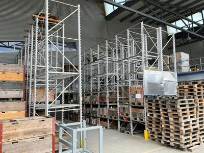Overview picture of pallet rack (3x)