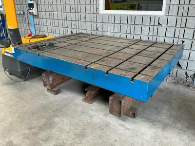 Overview picture of T-slot table
