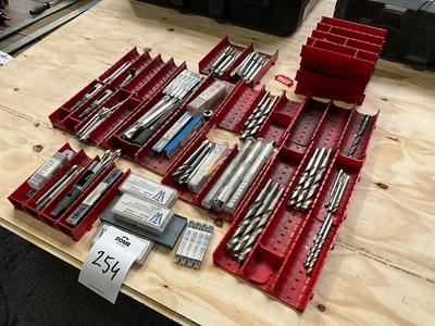 Immagine panoramica di various drills and thread cutters