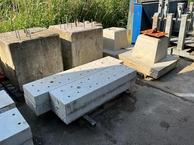 Overview picture of concrete block/pillar stand (8x)