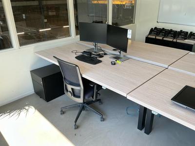 Immagine panoramica di Adjustable desk setup
