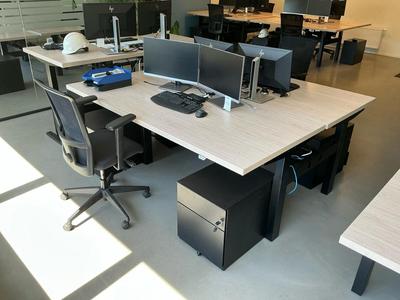 Immagine panoramica di Adjustable desk setup