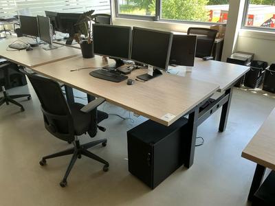 Immagine panoramica di Adjustable desk setup
