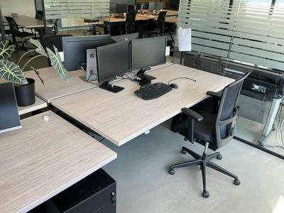 Immagine panoramica di Adjustable desk setup