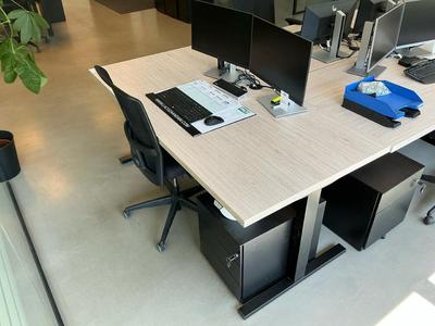 Immagine panoramica di Adjustable desk setup