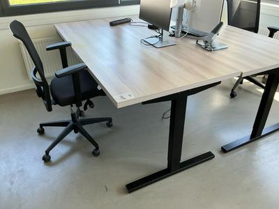 Immagine panoramica di Adjustable Desk