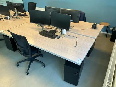 Immagine panoramica di Adjustable desk setup