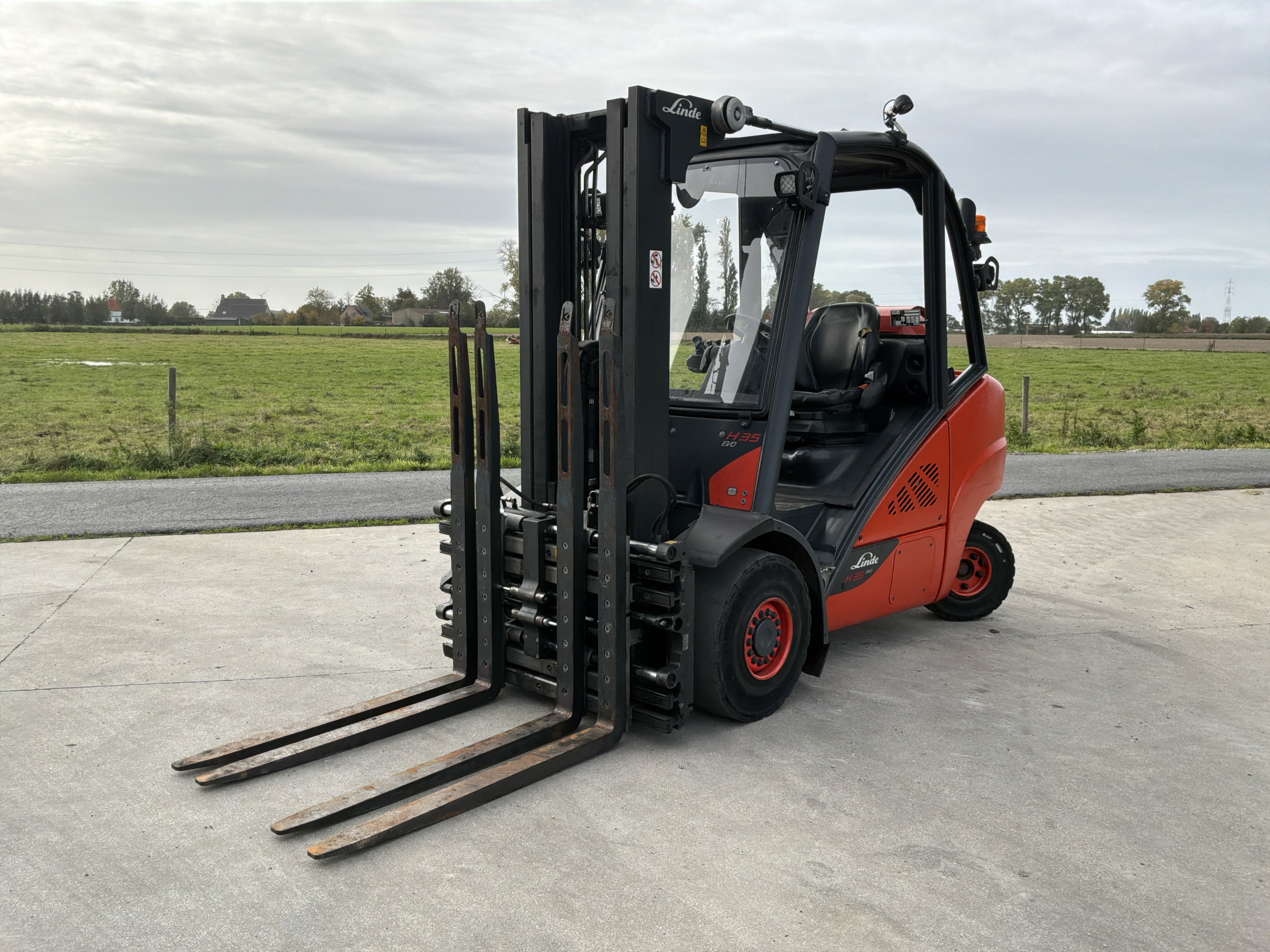 Overview picture of 2019 Linde H35T EVO forklift with double forks