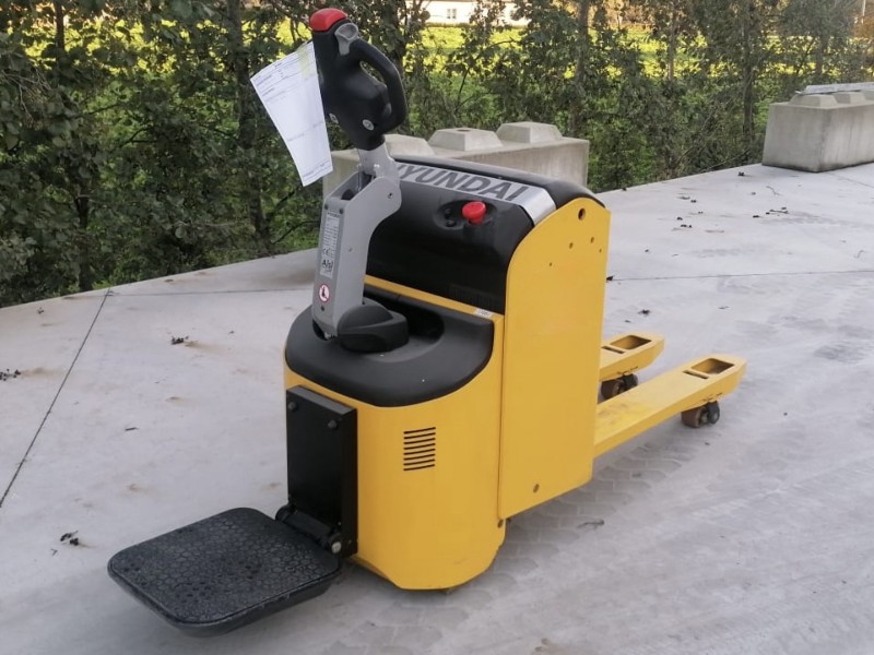 Overview picture of Hyundai 22EP6-7N Electric Pallet Truck