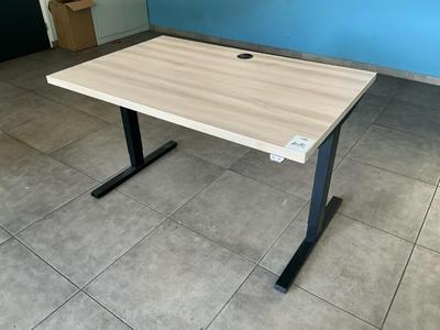 Immagine panoramica di Adjustable desk