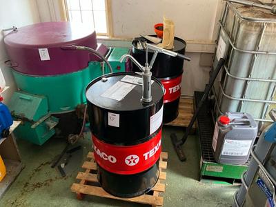 Imagen general de Oil drums including pumps (2x)
