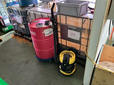 Imagen general de Oil drum and Kärcher vacuum