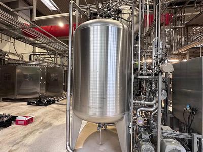 Immagine panoramica di 2006 Rieger s/s sterile vertical storage tank 3,060l