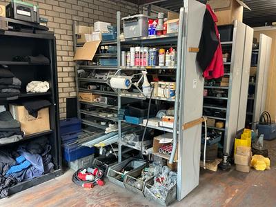 Overzichtsfoto van reserve onderdelen, gereedschap & werkplaats toebehoren