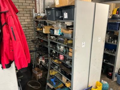 Overzichtsfoto van reserve onderdelen, gereedschap & werkplaats toebehoren