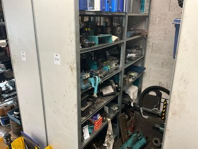 Overzichtsfoto van reserve onderdelen, gereedschap & werkplaats toebehoren