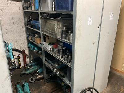 Overzichtsfoto van reserve onderdelen, gereedschap & werkplaats toebehoren
