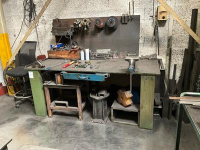 Overzichtsfoto van metalen werkbank