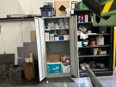 Overzichtsfoto van Metalen kast met inhoud