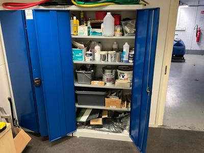 Overzichtsfoto van diverse werkplaats benodigdheden