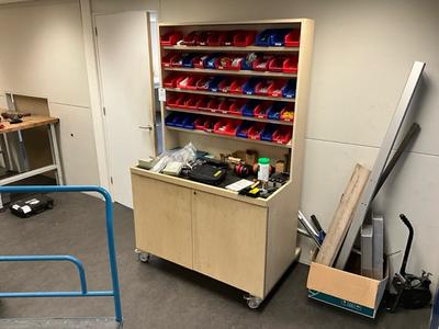 Overzichtsfoto van diverse werkplaats benodigdheden