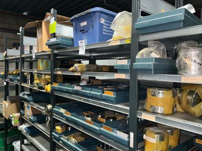 Overzichtsfoto van diverse reserve onderdelen sloophamers