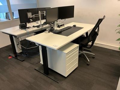 Overview picture of zit-sta bureau (2x)