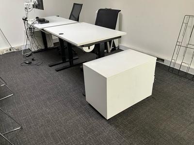 Overview picture of zit-sta bureau (2x)