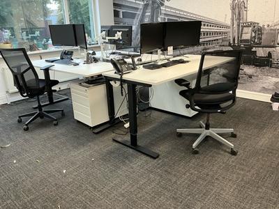 Overview picture of zit-sta bureau (3x)