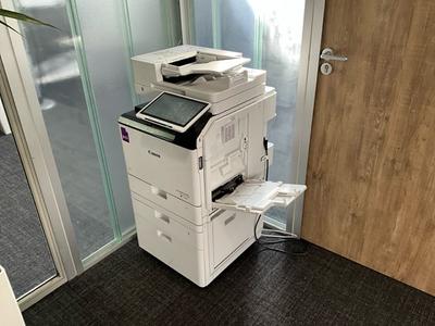 Immagine panoramica di Canon imagerunner advance DX kantoorprinter