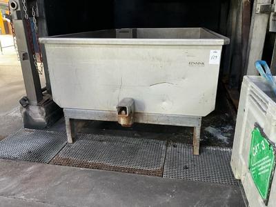 Immagine panoramica di stainless steel loading box