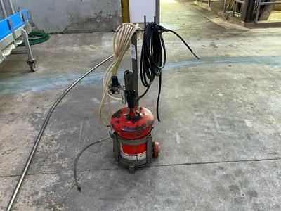 Immagine panoramica di mobile grease pump