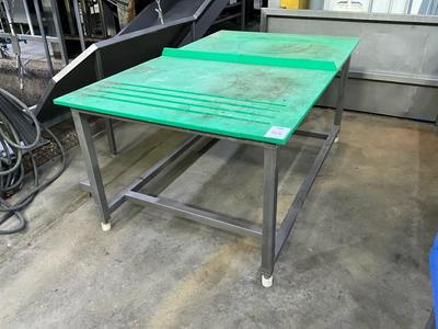Overview picture of stainless steel foodgrade worktable
