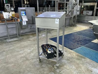 Immagine panoramica di stainless steel mobile trolley