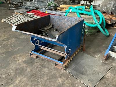 Immagine panoramica di forklift tipping skip