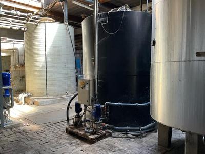 Immagine panoramica di 10.000 liter break tank