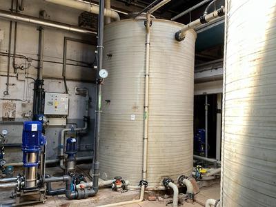 Immagine panoramica di hot water storage tank