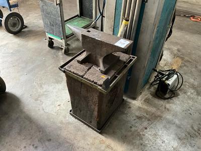 Immagine panoramica di Anvil on wooden stand