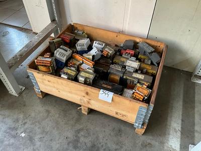 Översiktsbild av Various trafo transformers (25x)