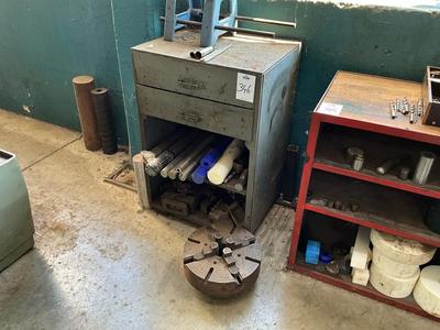 Immagine panoramica di Cabinet with various tooling