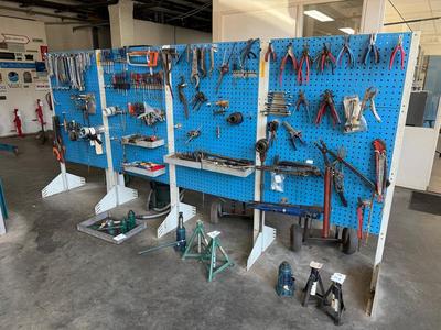 Immagine panoramica di Toolboard with various tools