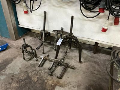 Immagine panoramica di Various pulley pullers (7x)