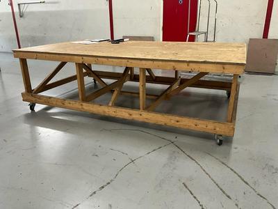 Immagine panoramica di Mobile platform table