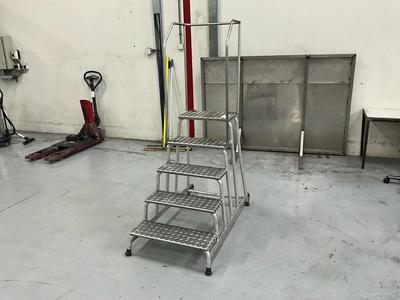 Immagine panoramica di Stainless steel step ladder