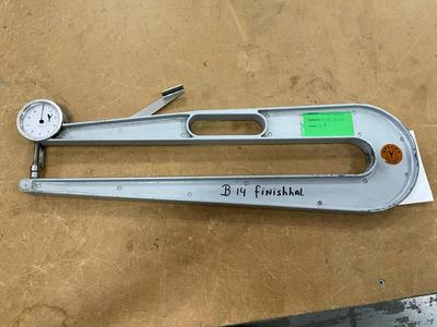 Översiktsbild av C-frame thickness gauge