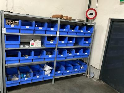 Immagine panoramica di Various workshop items