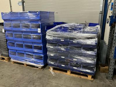 Immagine panoramica di Plastic storage boxes (70x)