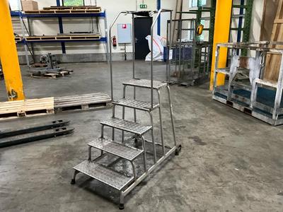 Immagine panoramica di Stainless steel step ladder